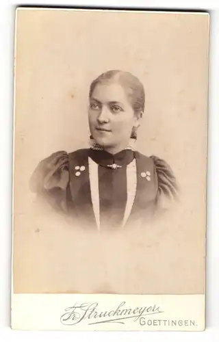 Fotografie Fr. Struckmeyer, Göttingen, Portrait Dame mit Schmuck, Kragenbrosche und Ohrringe