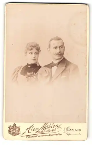 Fotografie Alex Möhlen, Hannover, Paar elegant gekleidet im Foto-Atelier