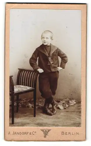 Fotografie A. Jandorf & Co., Berlin, Portrait strahlender blonder Bube im Matrosenanzug