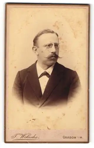 Fotografie T. Wokurka, Grabow i. M., Portrait junger Mann mit Zwicker und Schnurrbart