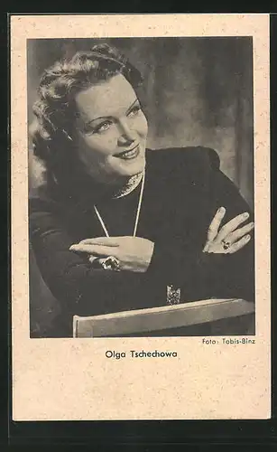 AK Schauspielerin Olga Tschechowa mit lockigem Haar und Schmuck in dunklem Pullover