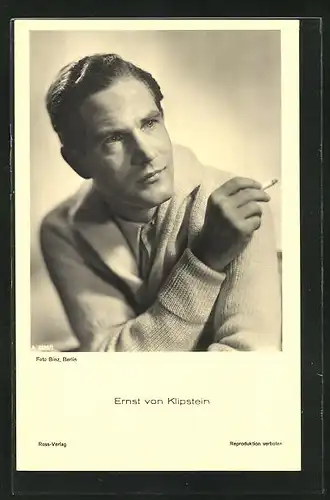 AK Schauspieler Ernst von Klipstein mit Zigarette in der Hand im Strickpullover