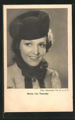 AK Schauspielerin Maria von Tasnady mit Mütze und Schal