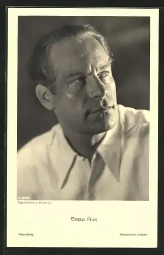 AK Schauspieler Sepp Rist in weissem Hemd
