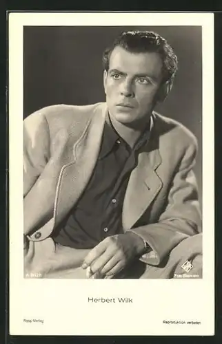 AK Schauspieler Herbert Wilk mit Zigarette im Anzug