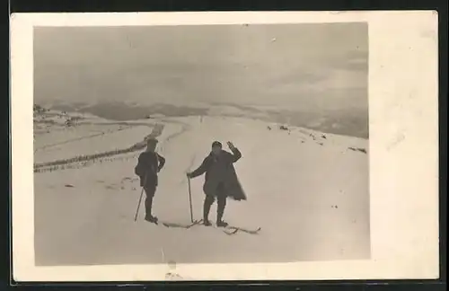 AK Zwei Skifahrer am Berg