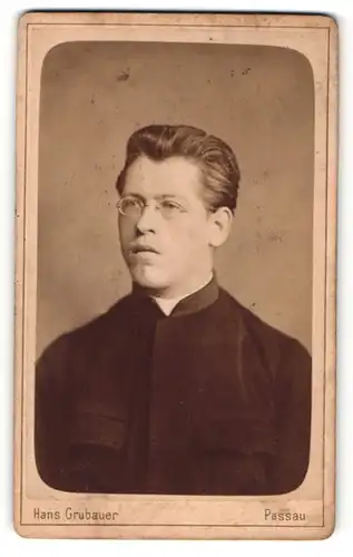 Fotografie Hans Grubauer, Passau, Portrait junger Geistlicher in Talar