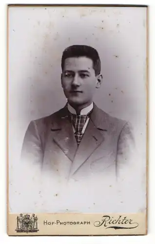 Fotografie Walther Richter, Elberfeld, Portrait junger Herr im Anzug mit Krawatte