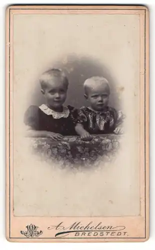 Fotografie A. Michelsen, Bredstedt, Portrait zwei hübsch gekleidete Mädchen mit kurzen Haaren