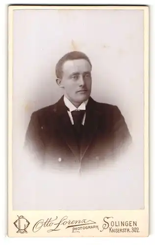Fotografie Otto Lorenz, Solingen, Portrait bürgerlicher Herr im Anzug mit Krawatte