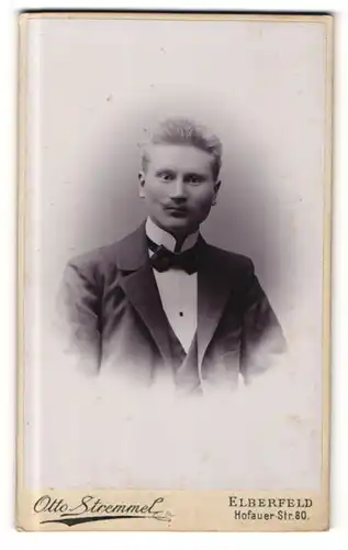Fotografie Otto Stremmel, Elberfeld, Portrait Herr in Anzug mit Fliege