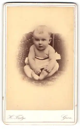 Fotografie H. Festge, Gera, Portrait Säugling mit nackigen Füssen