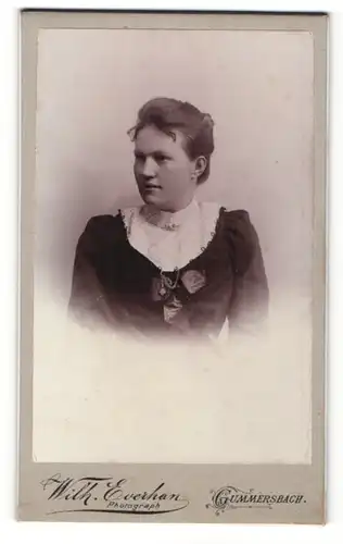 Fotografie Wilh. Everhan, Gummersbach, Portrait brünette Schönheit in bestickter Bluse