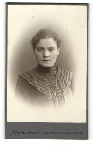 Fotografie Atelier Kegel, Elberfeld, Portrait brünettes Fräulein in gerüschter Bluse