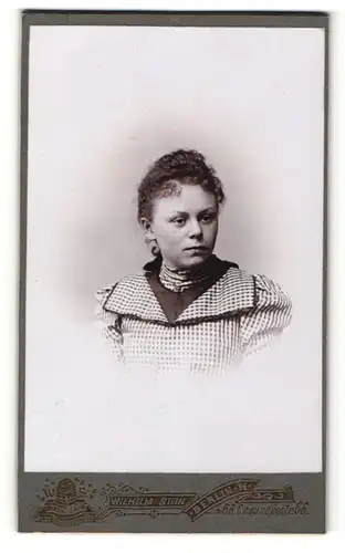 Fotografie Wilhelm Stein, Berlin, Portrait dunkelhaariges Fräulein mit lockigem Haar
