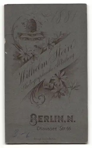Fotografie Wilhelm Stein, Berlin, Portrait dunkelhaariges Fräulein mit lockigem Haar