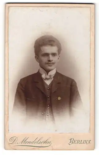 Fotografie D. Mendelsohn, Berlin, Portrait charmanter junger Mann im Anzug