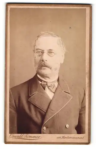 Fotografie Oswald Zimmer, Dresden-A., stattlicher Herr mit Zwicker und Schnurrbart