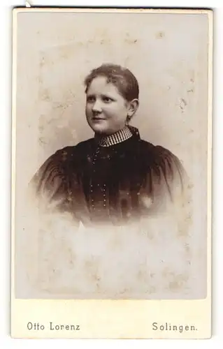 Fotografie Otto Lorenz, Solingen, Portrait lächelndes Fräulein in prachtvoller Bluse