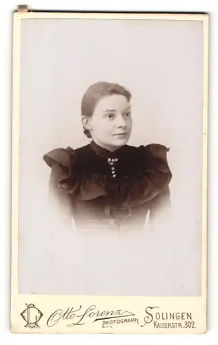 Fotografie Otto Lorenz, Solingen, Portrait bezaubernde junge Dame mit Brosche am Kragen