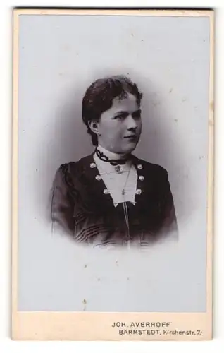 Fotografie Joh. Averhoff, Barmstedt, Portrait junge Dame mit zurückgebundenem Haar