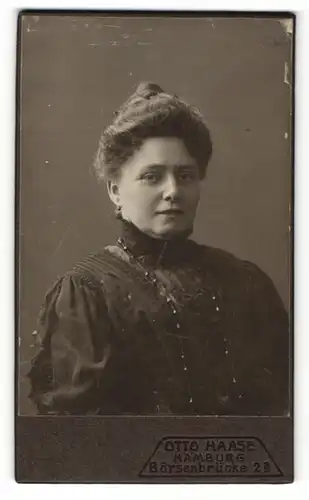 Fotografie Otto Haase, Hamburg, Portrait bürgerliche Dame mit Hochsteckfrisur und Halskette