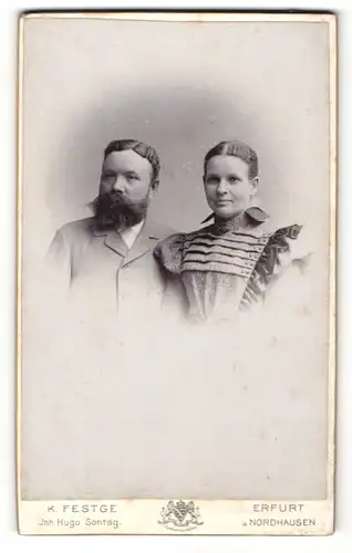 Fotografie K. Festge, Erfurt, Portrait bürgerliches Paar in modischer Kleidung