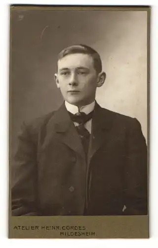 Fotografie Heinr. Cordes, Hildesheim, Portrait junger Herr im Anzug mit Krawatte