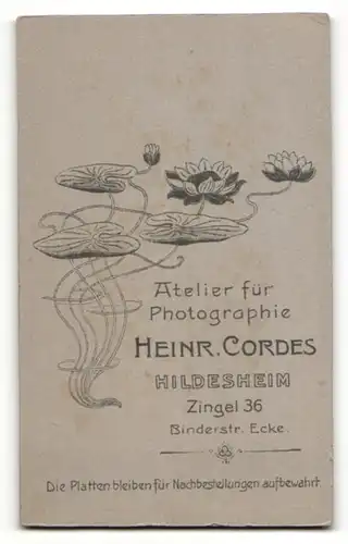 Fotografie Heinr. Cordes, Hildesheim, Portrait junger Herr im Anzug mit Krawatte