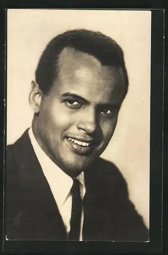 AK Musiker Harry Belafonte im Anzug mit Krawatte