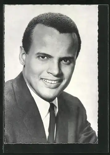 AK Musiker Harry Belaionte im Anzug