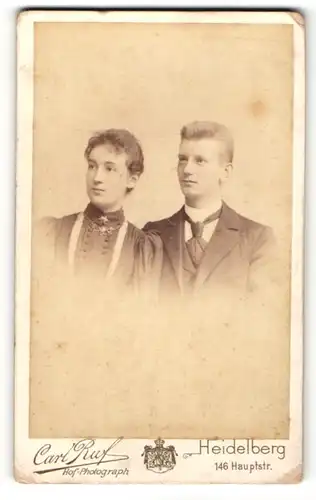 Fotografie Carl Ruf, Heidelberg, Portrait bürgerliches Paar in eleganter Kleidung