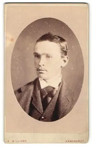 Fotografie E. Williams, Hawkhurst, Portrait bürgerlicher Herr im Anzug mit Krawatte