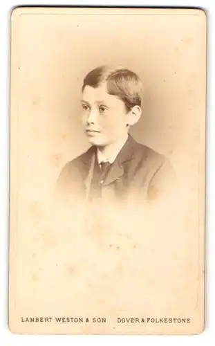 Fotografie Lambert Weston & Son, Folkestone, Portrait halbwüchsiger Knabe im Anzug mit Krawatte