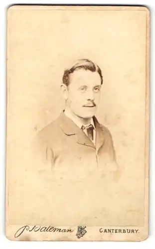 Fotografie J. Bateman, Canterbury, Portrait bürgerlicher Herr im Anzug mit Krawatte