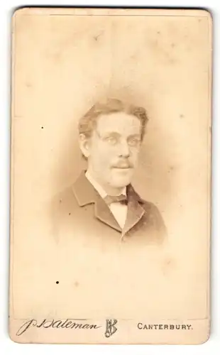 Fotografie J. Bateman, Canterbury, Portrait bürgerlicher Herr im Anzug mit Fliege und Schnurrbart