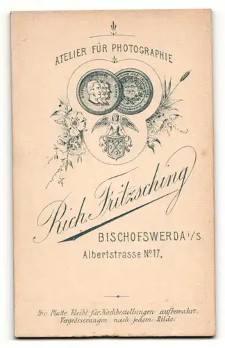 Fotografie Rich. Fritzsching, Bischofswerda i/S., Mann im Anzug mit dünner Fliege und Schnäuzer