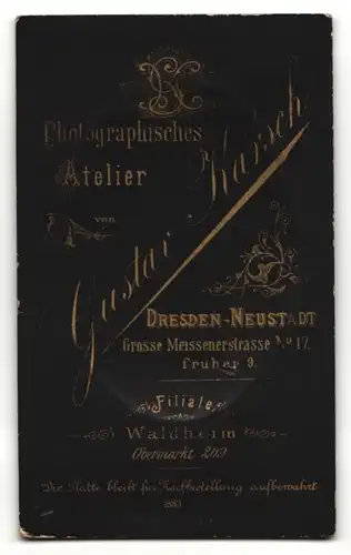 Fotografie Gustav Karsch, Dresden, Mann im Anzug und dünner Fliege