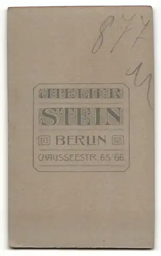 Fotografie Atelier Stein, Berlin, Frau im Kleid mit Puffärmeln und Halskette