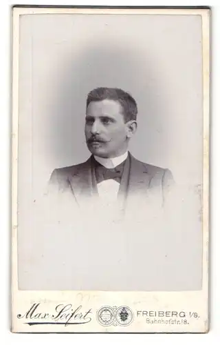 Fotografie Max Seifert, Freiberg i. S., Portrait junger hübscher Mann mit Schnurrbart