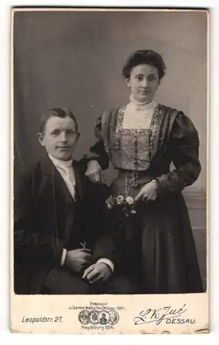 Fotografie L. K. Jue, Dessau, Portrait elegant gekleidetes junges Paar
