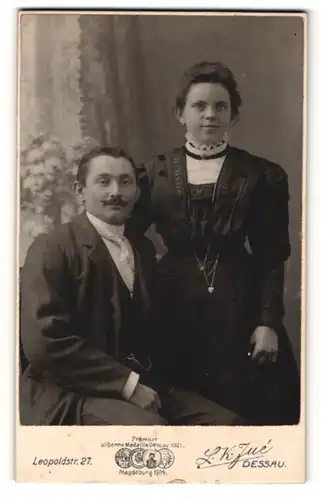 Fotografie L. K. Jue, Dessau, Portrait elegant gekleidetes junges Paar