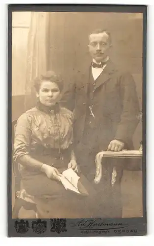 Fotografie Ad. Hartmann, Dessau, Portrait elegant gekleidetes Paar