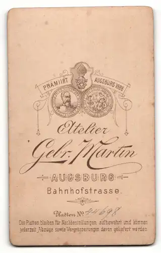 Fotografie Gebr. Martin, Augsburg, Portrait junger hübscher Mann im eleganten Jackett