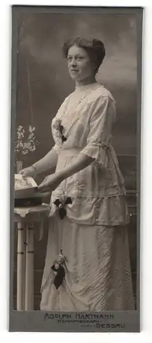 Fotografie Adolph Hartmann, Dessau, Portrait bildchöne junge Frau im weissen Kleid mit schwarzen Schleifen
