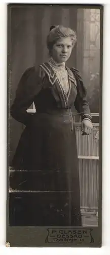 Fotografie P. Clasen, Dessau, Portrait brünettes schönes Fräulein im prachtvoll besticktem Kleid