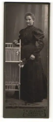 Fotografie P. Clasen, Dessau, Portrait wunderschänes Fräulein mit Rose in der Hand