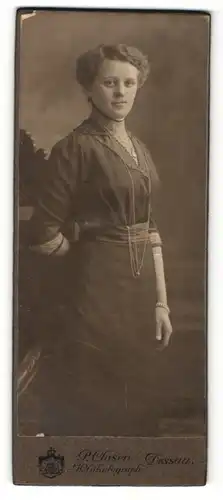 Fotografie P. Clasen, Dessau, Portrait charmant blickende Dame im prachtvollen Kleid