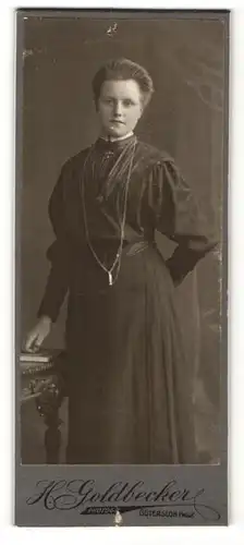 Fotografie H. Goldbecker, Gütersloh i. Westf., Portrait elegante junge Frau im edlen Kleid