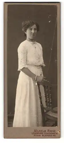 Fotografie Wilhelm Riege, Lüneburg, Portrait elegante junge Frau mit Armband